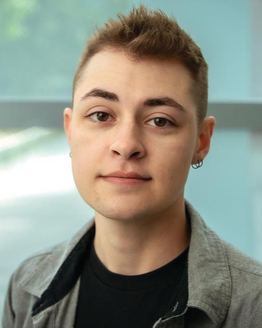 A picture of the artist.